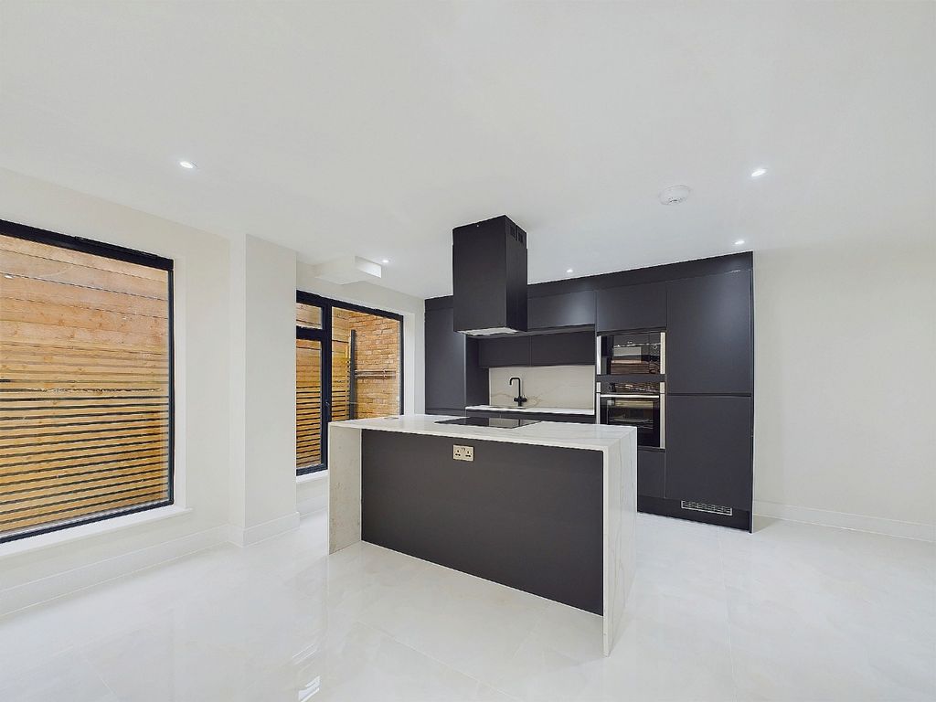 Property photo 3 of 13 3993075