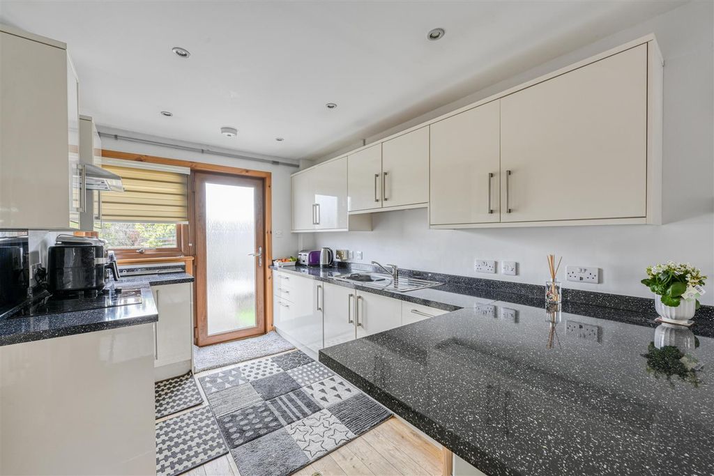 Property photo 3 of 16 Kitchen/Lounge/Diner