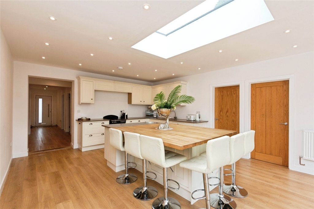 Property photo 3 of 34 Picture No. 14