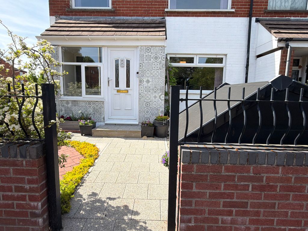 Property photo 2 of 24 Front Gate