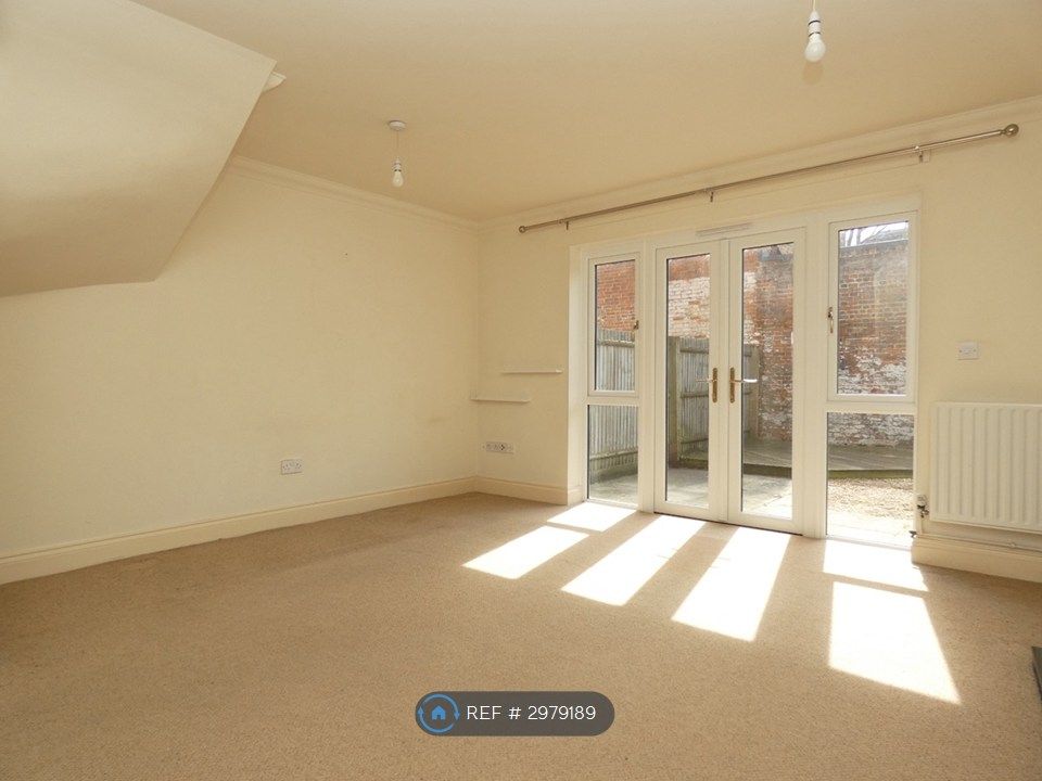 Property photo 3 of 9 Living Room1