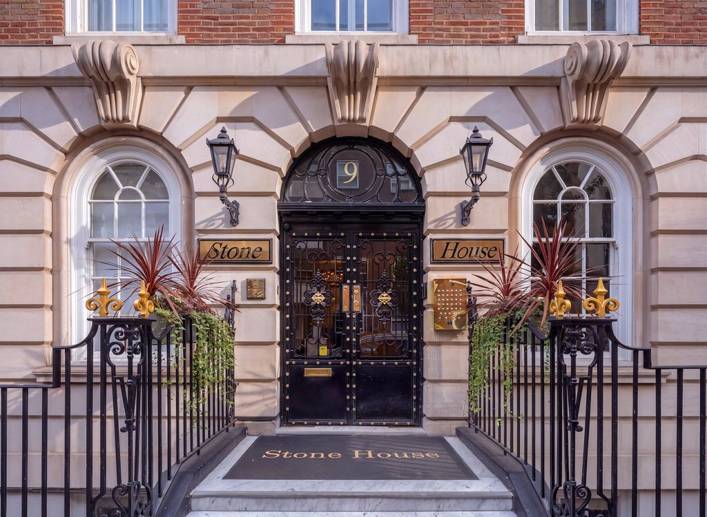 Property photo 2 of 10 Building Entrance