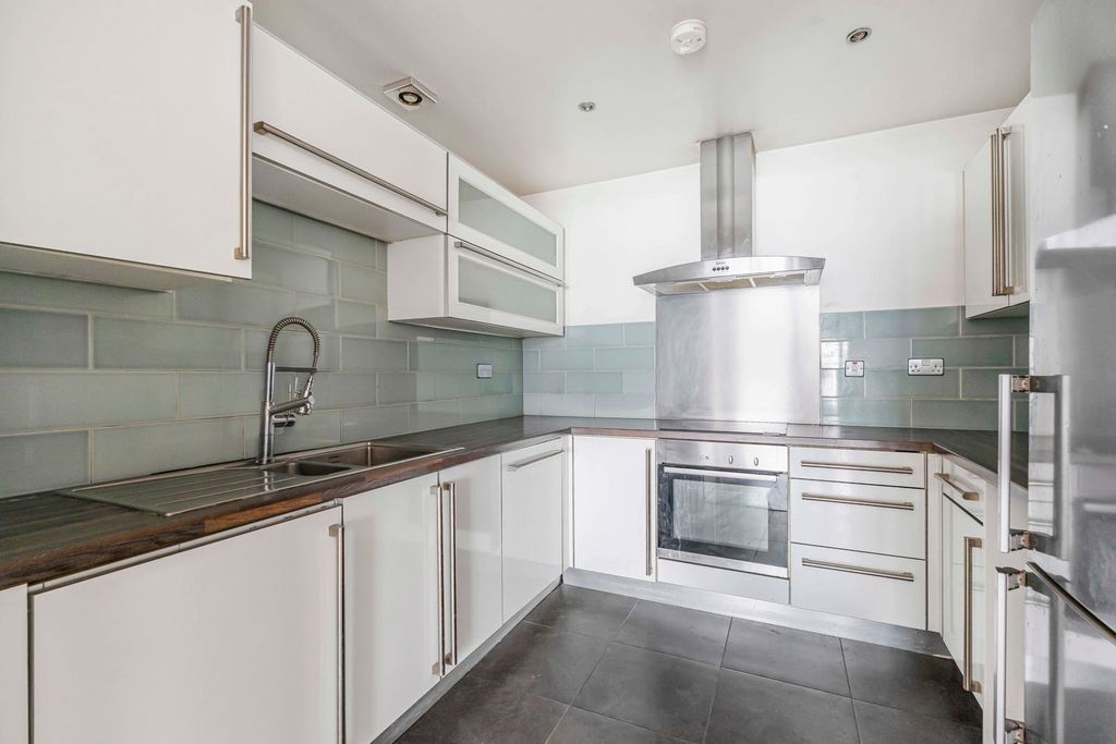 Property photo 3 of 18 Kitchen