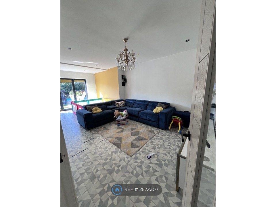 Property photo 3 of 17 Living / Dining