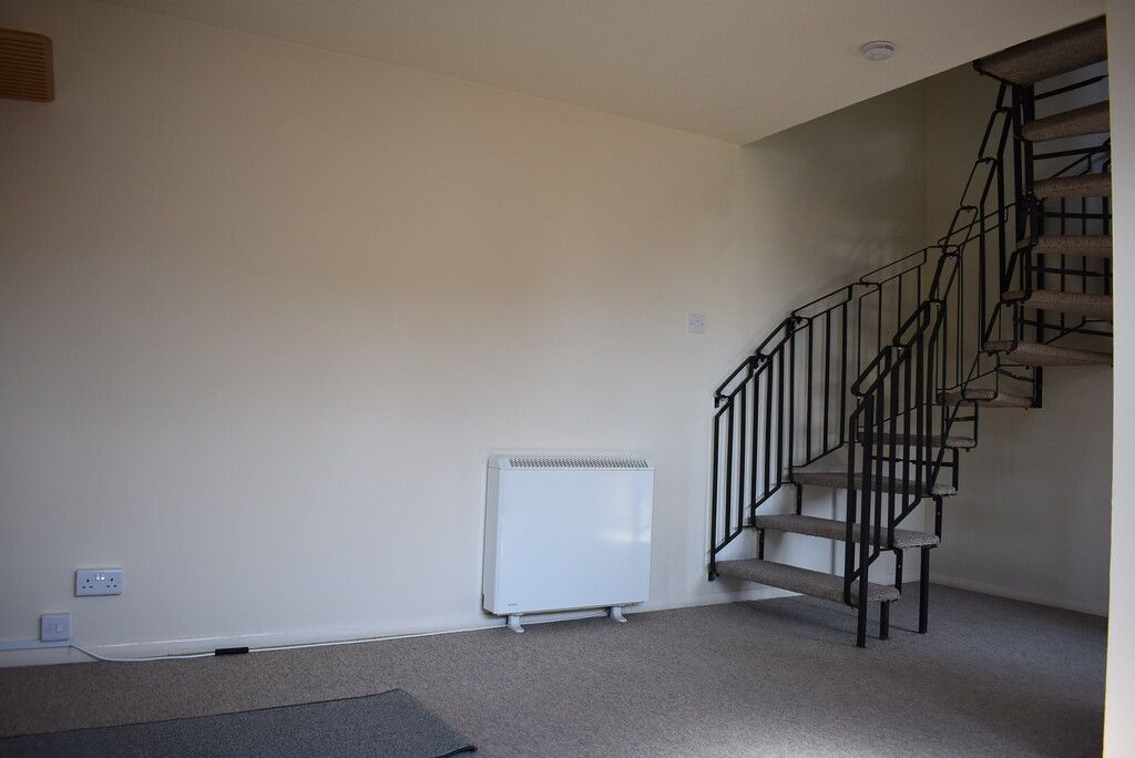 Property photo 3 of 8 Lounge