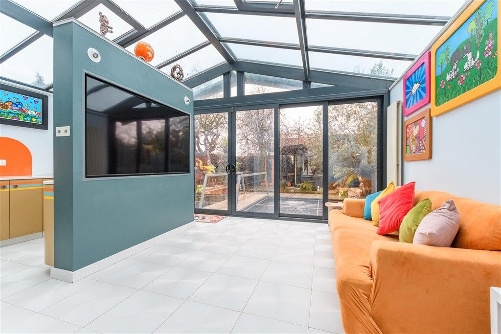 Property photo 2 of 14 Conservatory