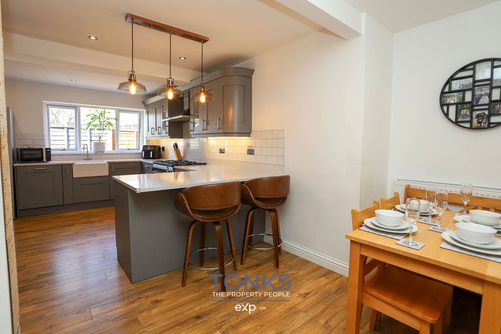 Property photo 3 of 27