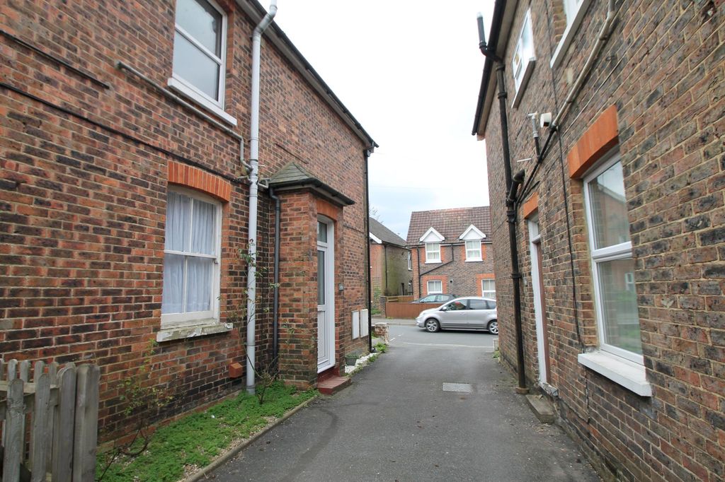 Property photo 2 of 15 49 De La Warr Road,