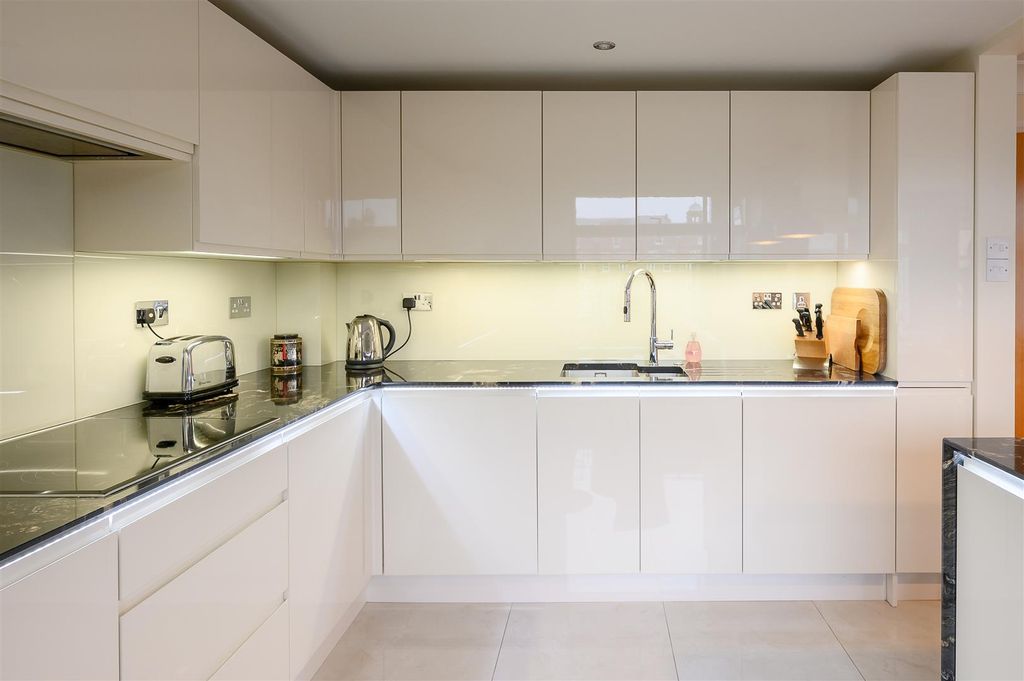 Property photo 3 of 23 Kitchen