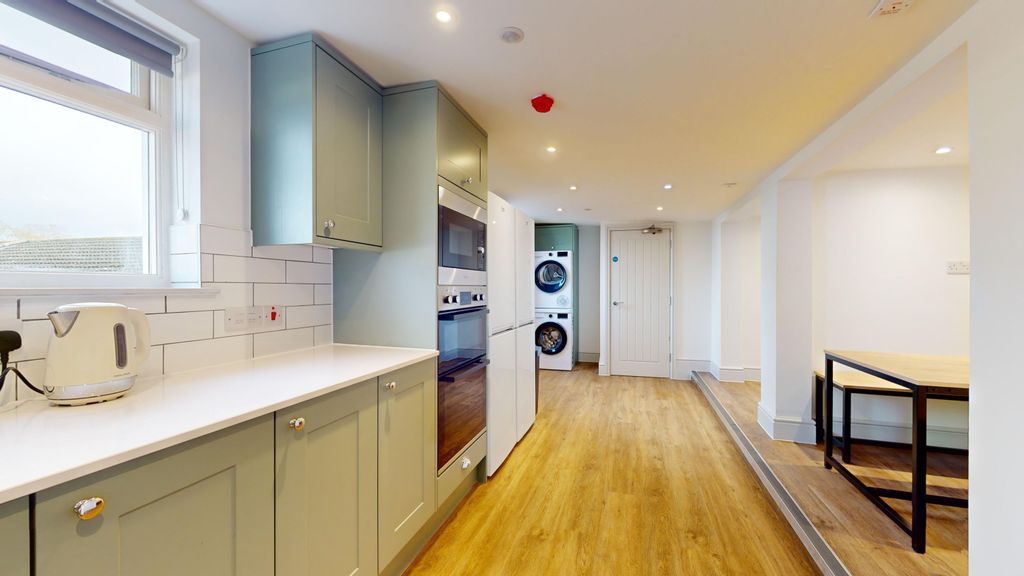 Property photo 2 of 9 Flat 2 Kitchen c