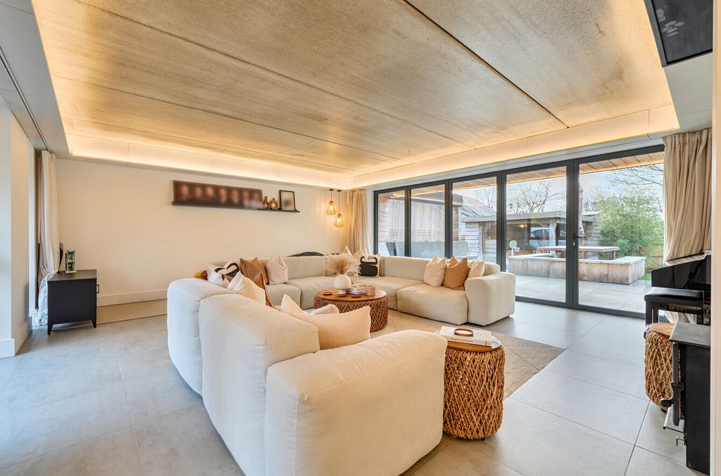 Property photo 2 of 21 1418219-19-699898...