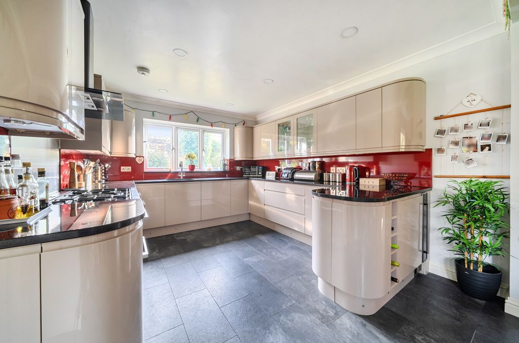 Property photo 3 of 30 1375195-18-690c84...