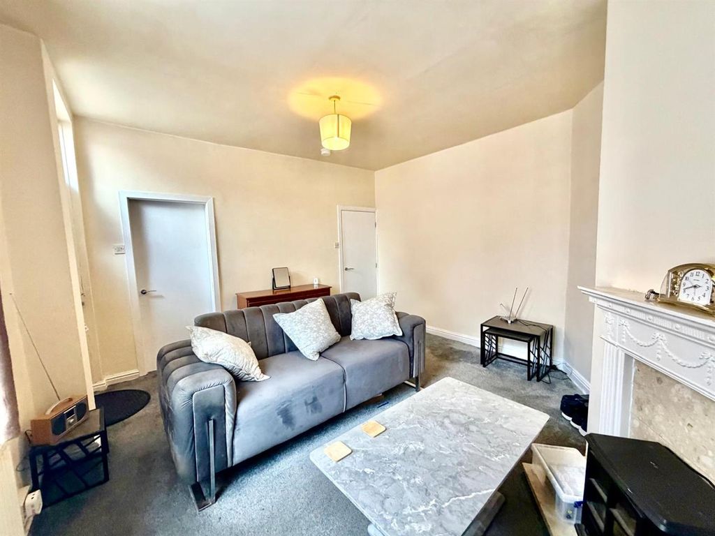Property photo 3 of 13 Living Room / Dining Area: