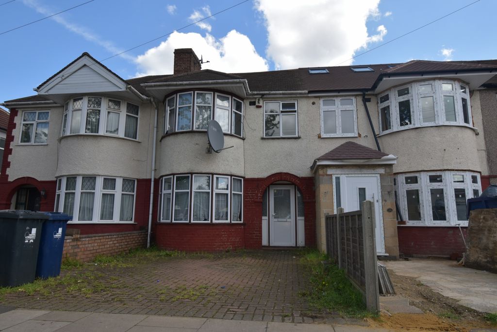 Property photo 1 of 9 3 Bedroom Home With Driveway And Garden Â€“ Northolt Ub5