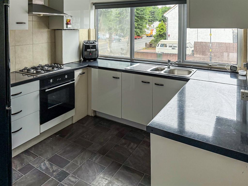 Property photo 3 of 11 Kitchen