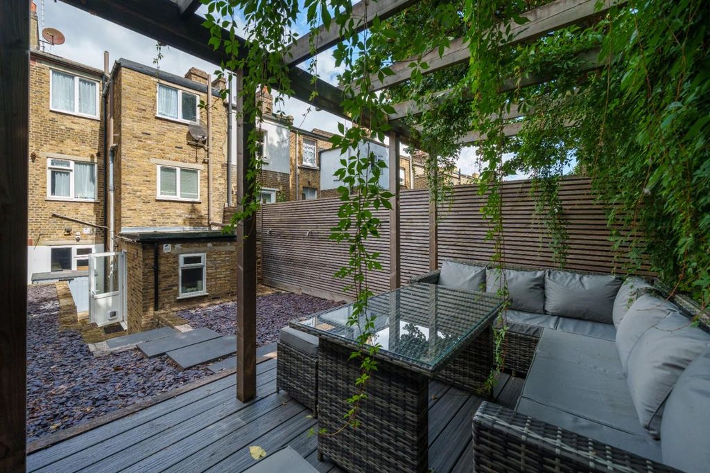 Property photo 3 of 10 Graces Road 35A (13 Of 14).Jpg