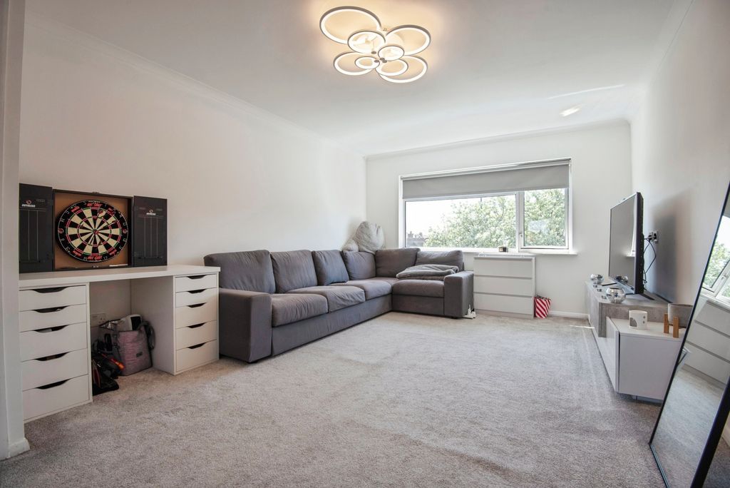 Property photo 3 of 15 Lounge