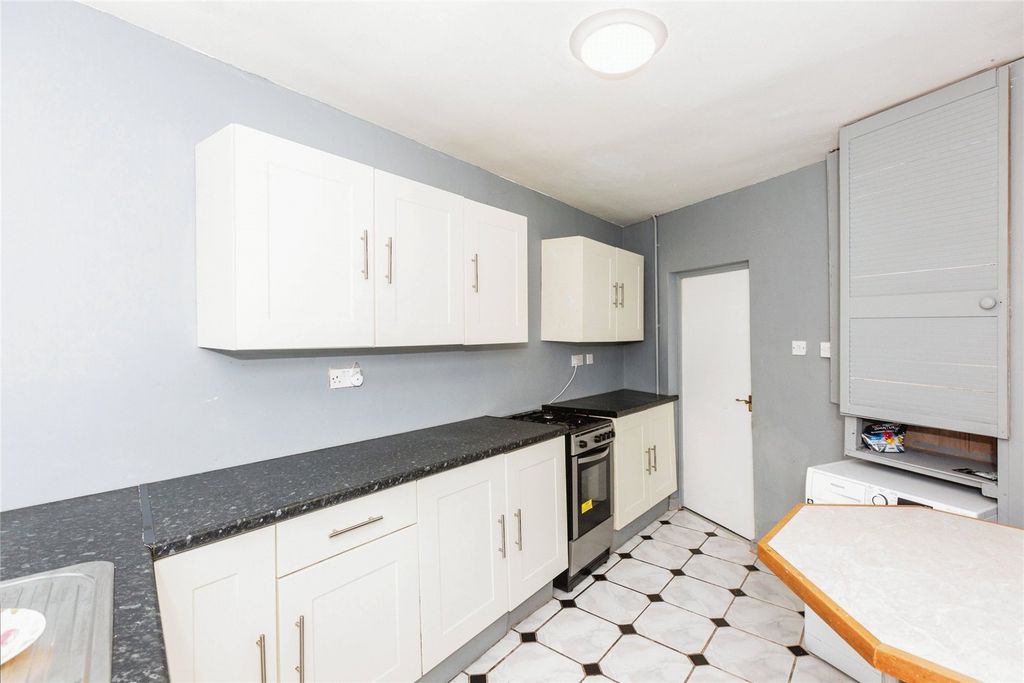 Property photo 3 of 8 Kitchen