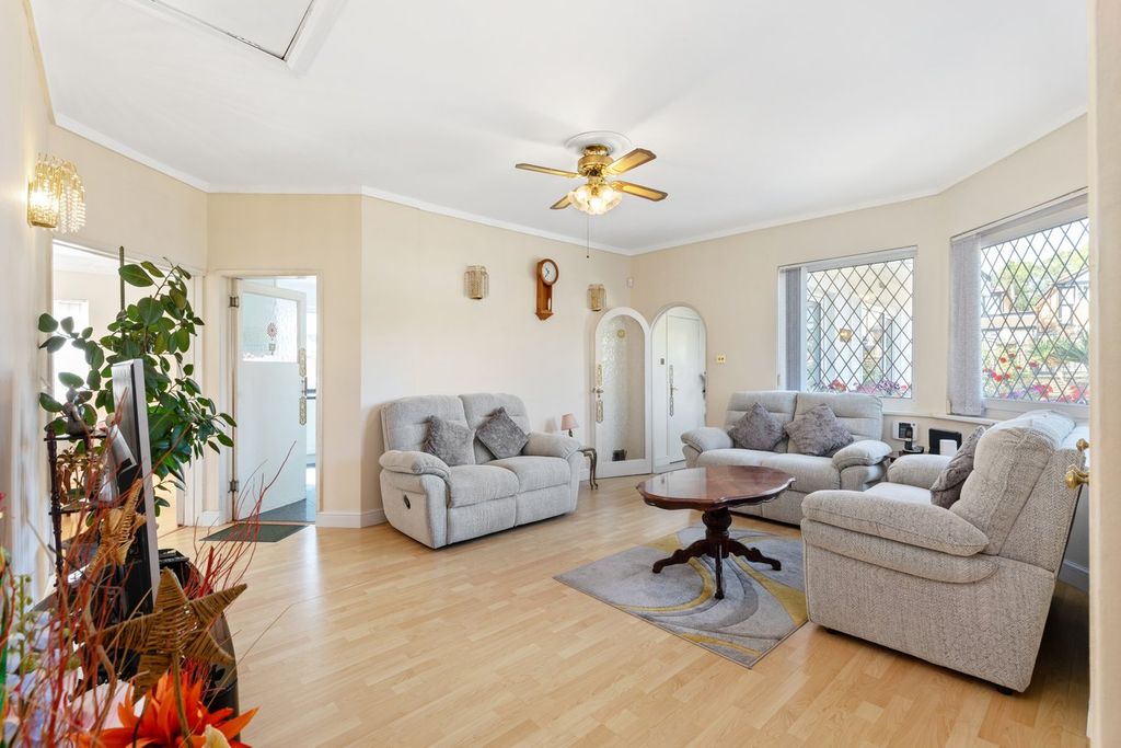 Property photo 2 of 28