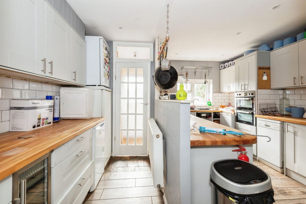 Property photo 2 of 11 Kitchen