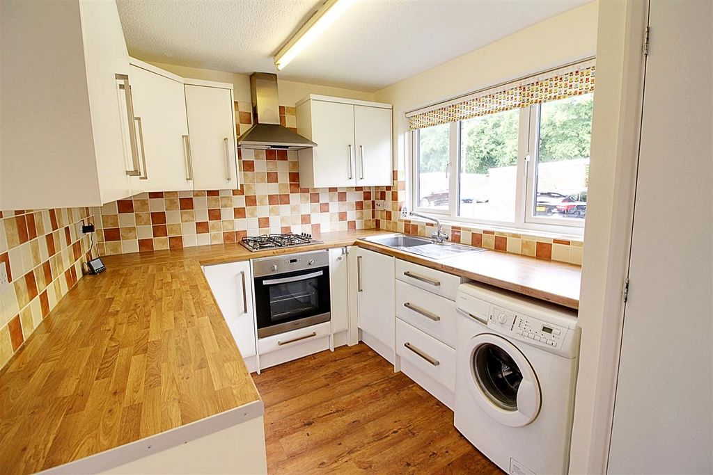 2 bed flat for saleBroadwater, Berkhamsted HP4 photo 4