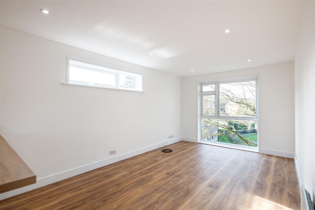 Property photo 2 of 8 8 St Georges Internals-2.Jpg