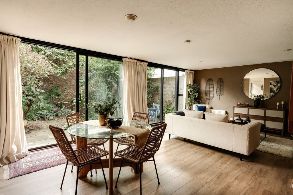 Property photo 1 of 18 Sitting/Dining Room