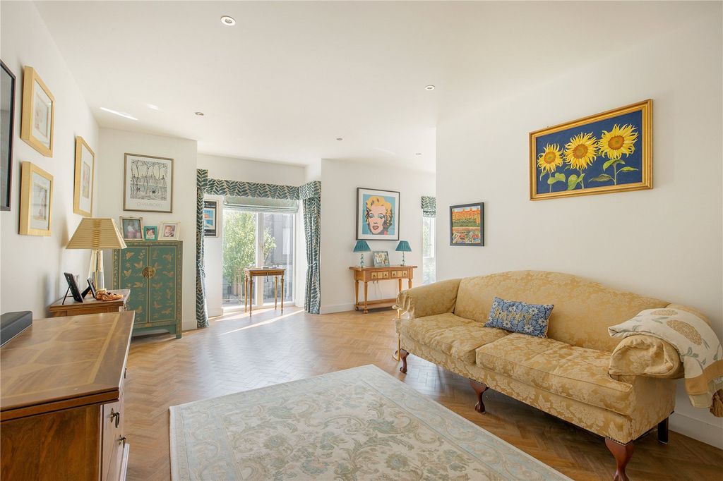 Property photo 3 of 16 Sitting Room