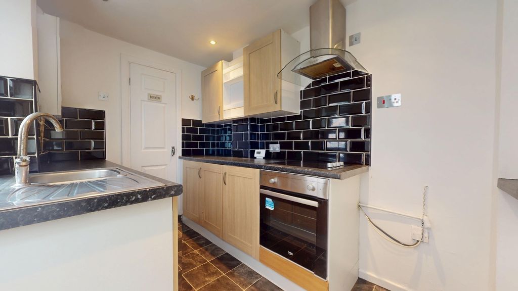 Property photo 2 of 19 5591092