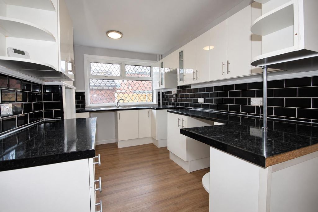 Property photo 3 of 8 Kitchen