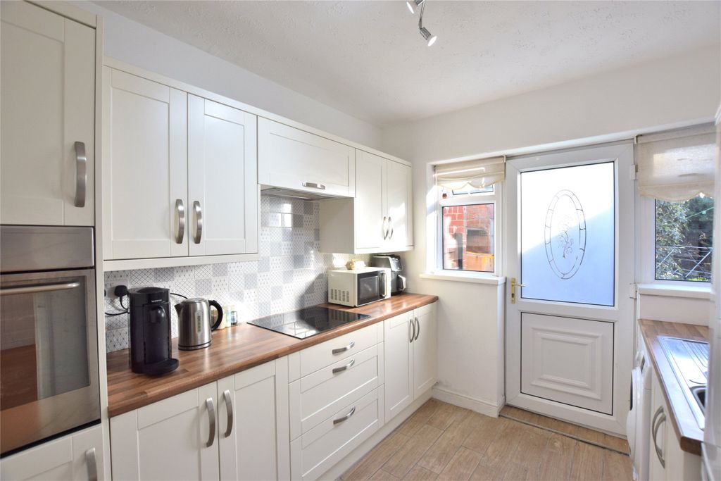 Property photo 1 of 10 Kitchen