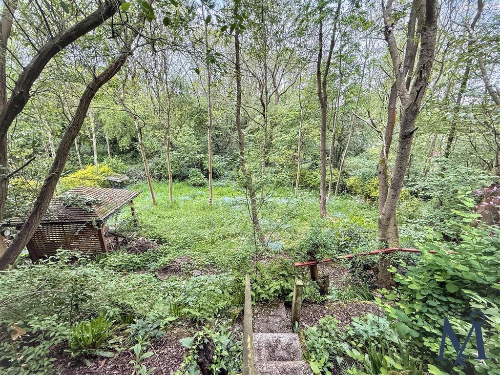 Property photo 3 of 31 Spinney