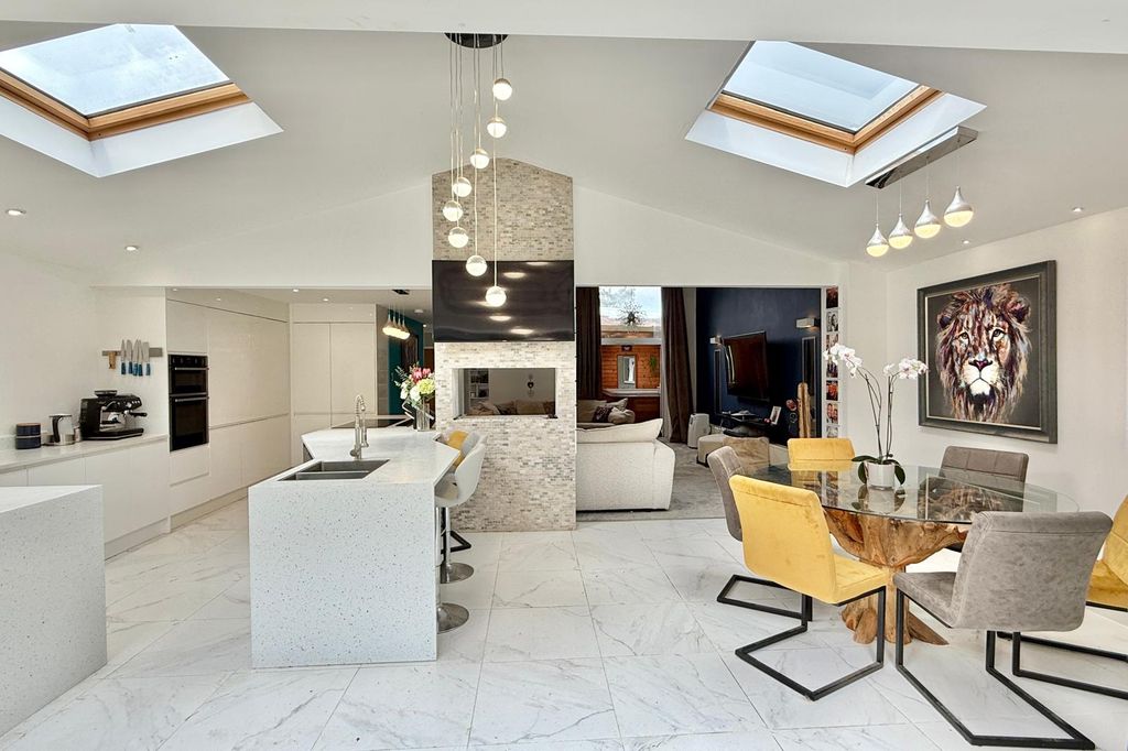 Property photo 1 of 38 4 Bedroom Detached Bungalow