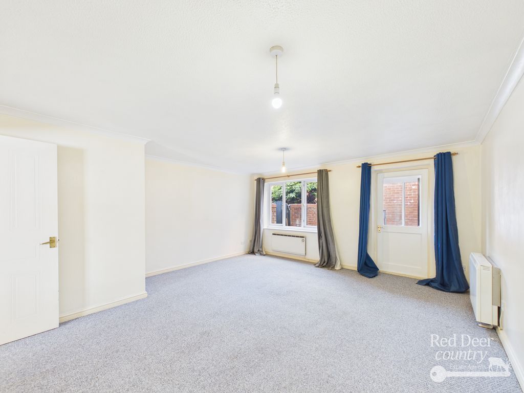 Property photo 3 of 14 Sitting Room