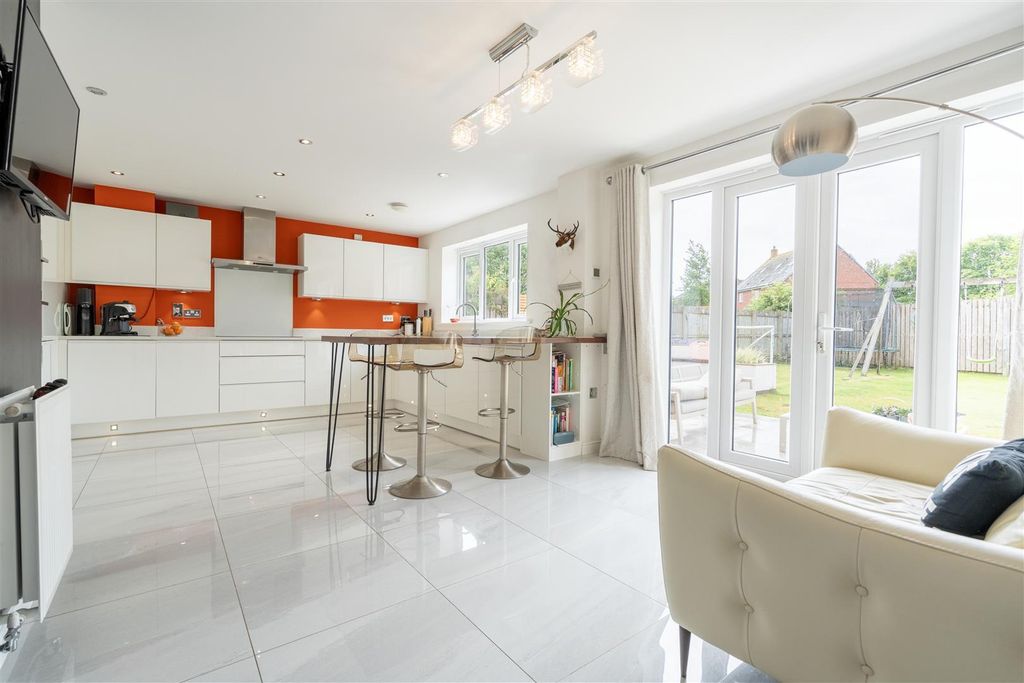 Property photo 2 of 11 Kitchen / Diner