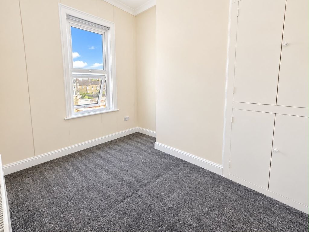 Property photo 2 of 6 Bedroom