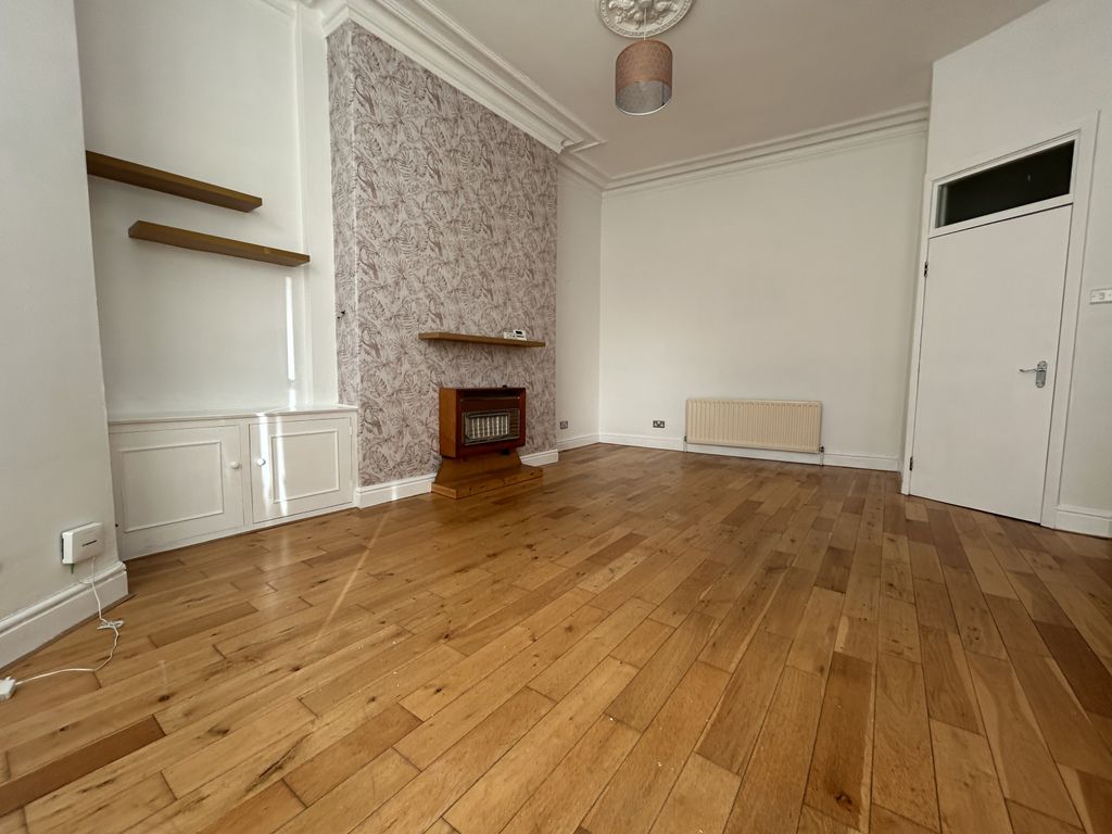 Property photo 3 of 7 Lounge