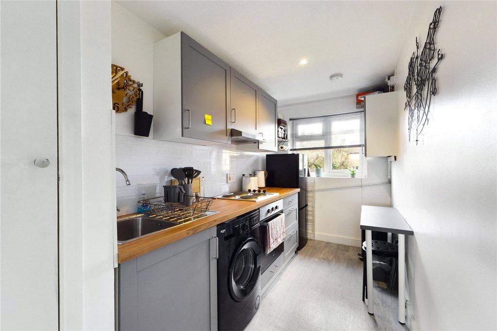 Property photo 3 of 10 Kitchen