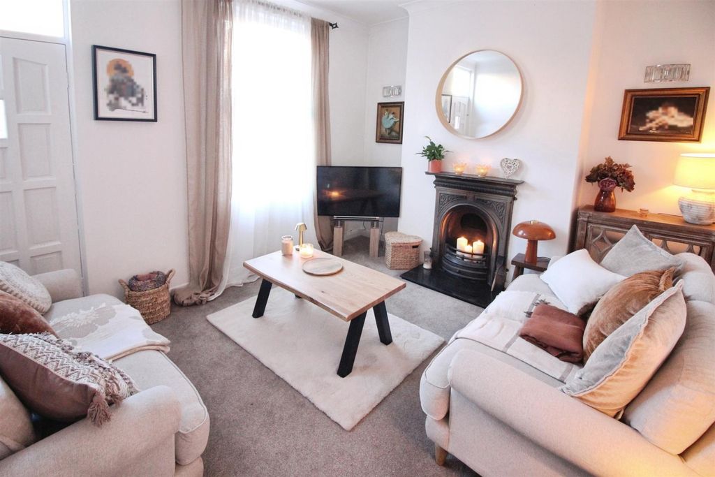 Property photo 2 of 12 Lounge