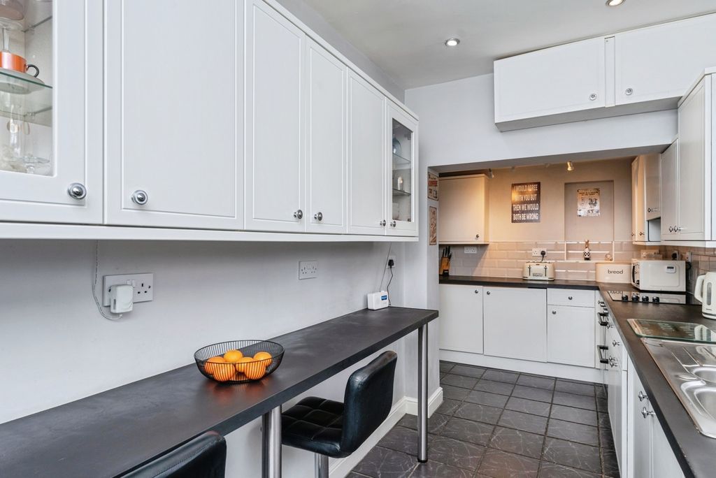 Property photo 3 of 20 Kitchen