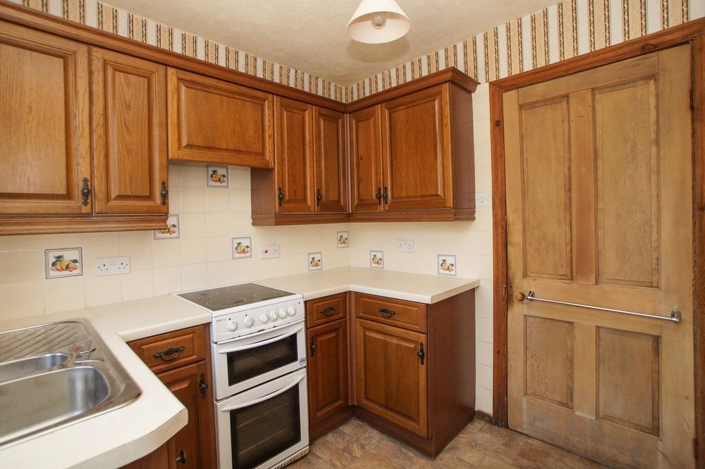 Property photo 2 of 19 Kitchen