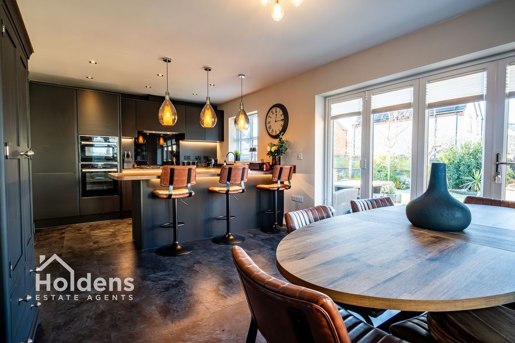 Property photo 2 of 27