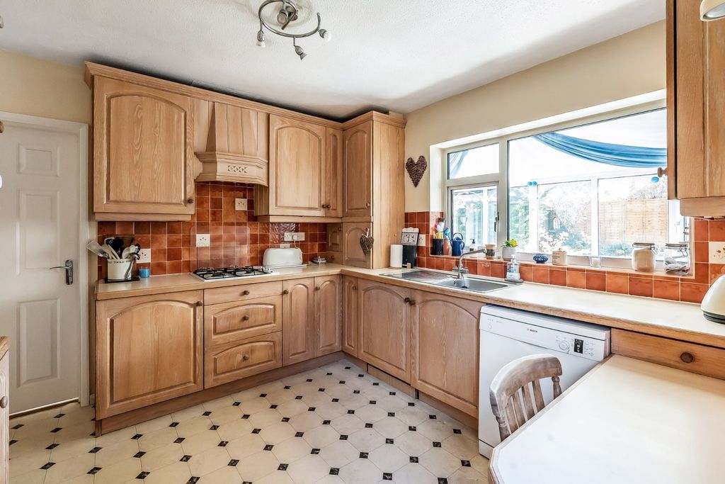 Property photo 3 of 31 Kitchen