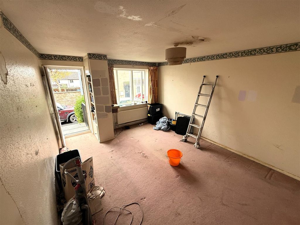 Property photo 3 of 8 Darcy Close 2.Jpeg