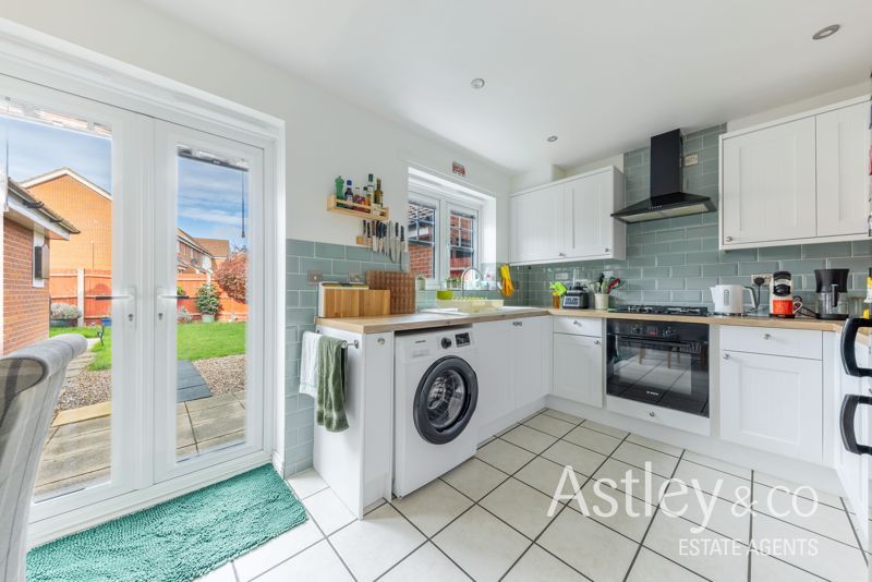 Property photo 3 of 17 Kitchen