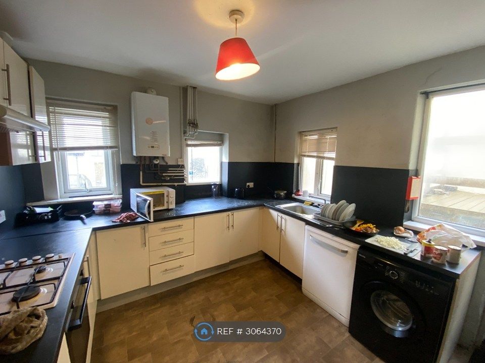 Property photo 3 of 6 Kitchen