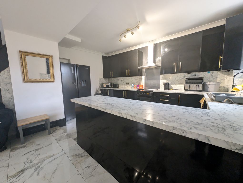 Property photo 3 of 28 Kitchen