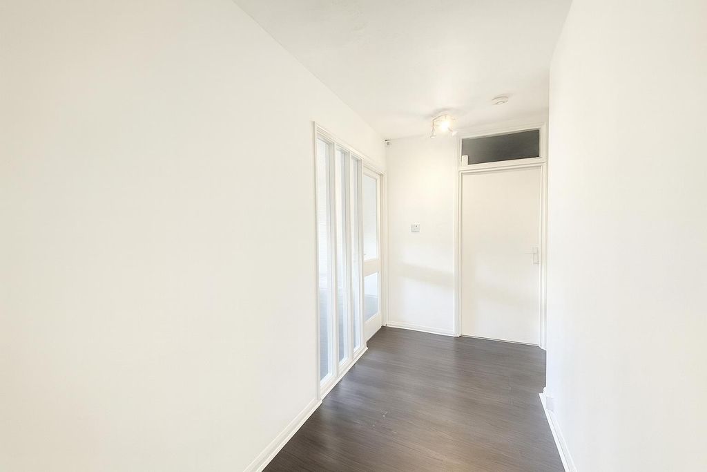 Property photo 3 of 8 Corridor