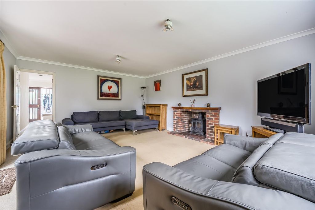 Property photo 3 of 25 1358271-12-68d6799Aa718F.Jpg