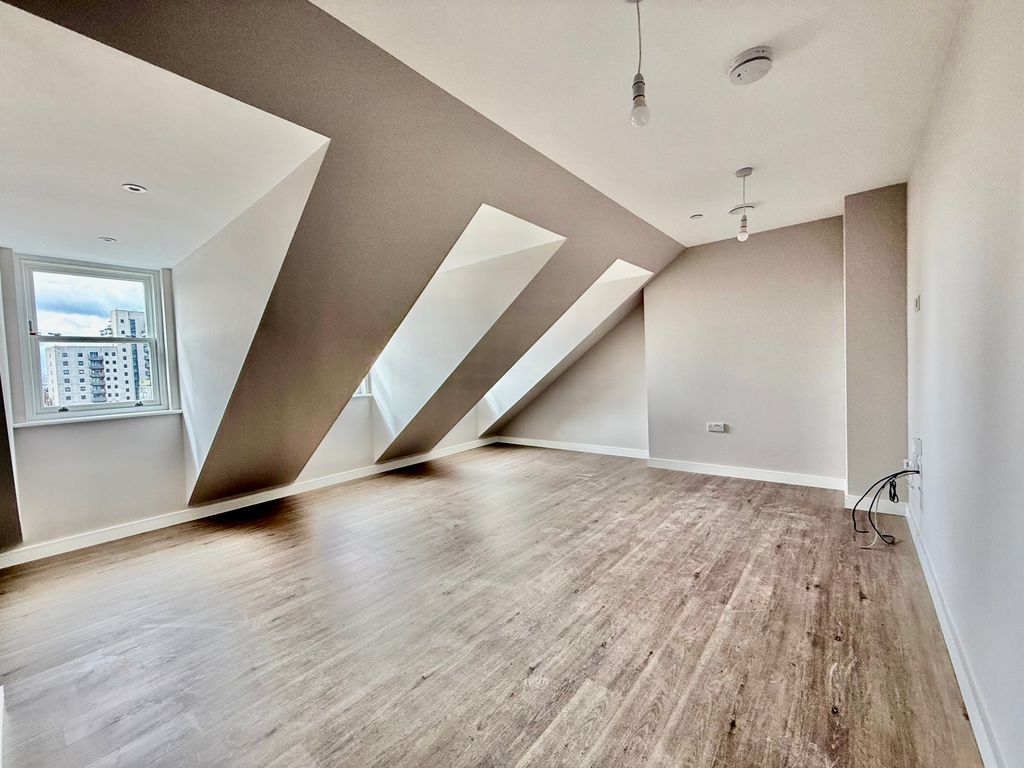 Property photo 2 of 7 Balcony